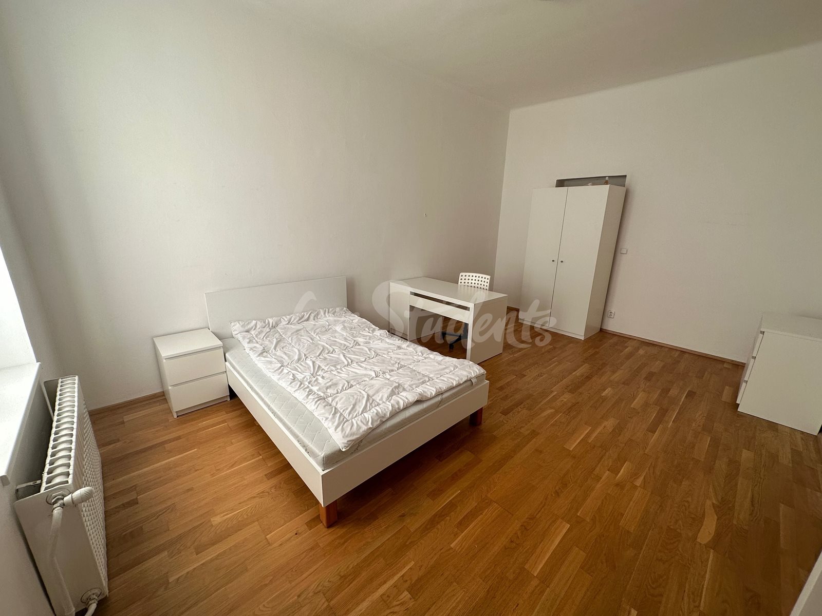 One room in three bedroom available in male 3bedroom apartment in a student's house in the center of town, Hradec Králové